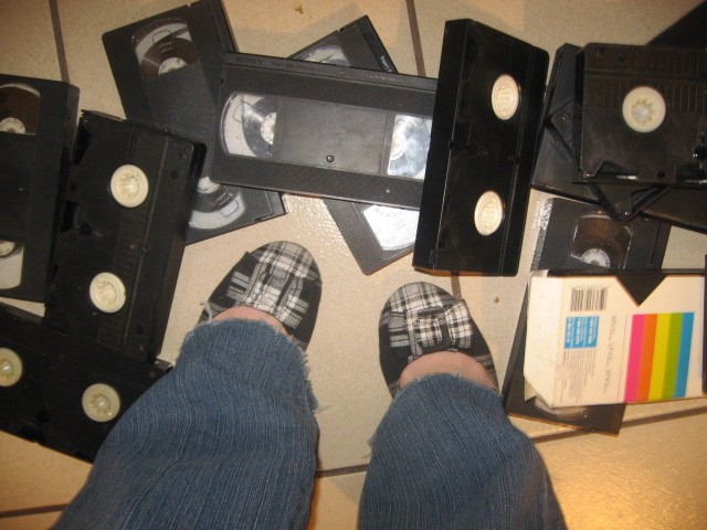 Quando interi scaffali di casa erano riservati alle ingombranti videocassette.