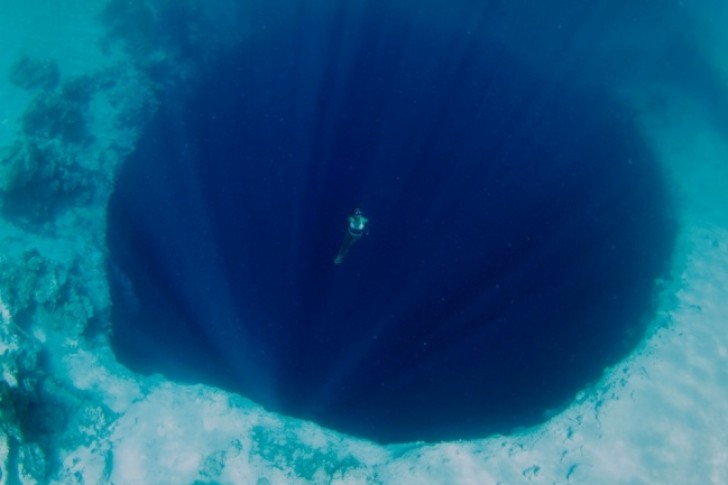 Habt ihr den Mut, über so ein schwarzes Loch zu schwimmen?