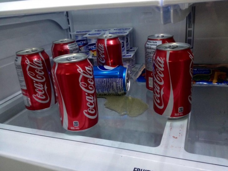 Min kille dricker Coca Cola, jag dricker Pepsi: idag öppnade jag kylskåpet och hittade det här.