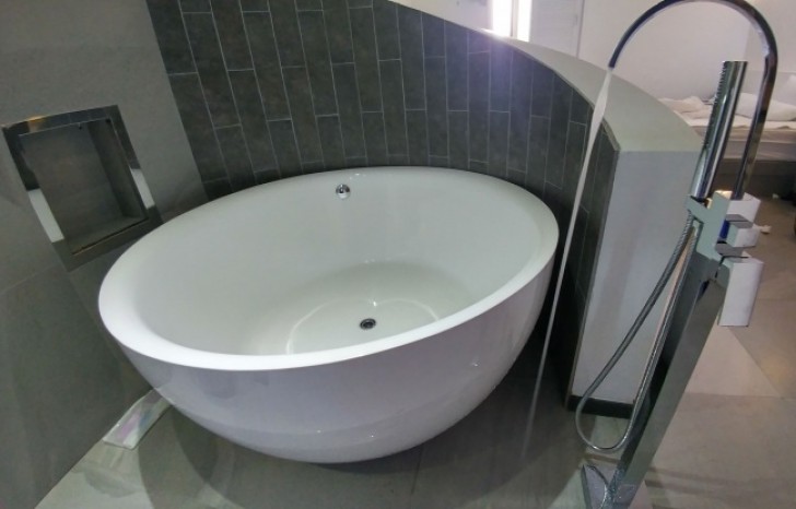 26. A beautiful bathtub but it is a shame that is completely useless.