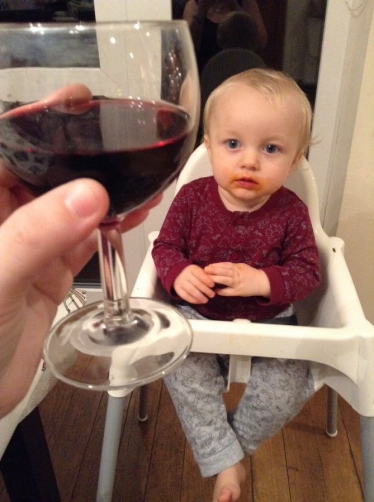 Sto bevendo un bicchiere di vino e mi accorgo che ho messo la maglietta a mia figlia dello stesso colore del vino: osservazioni da genitore!