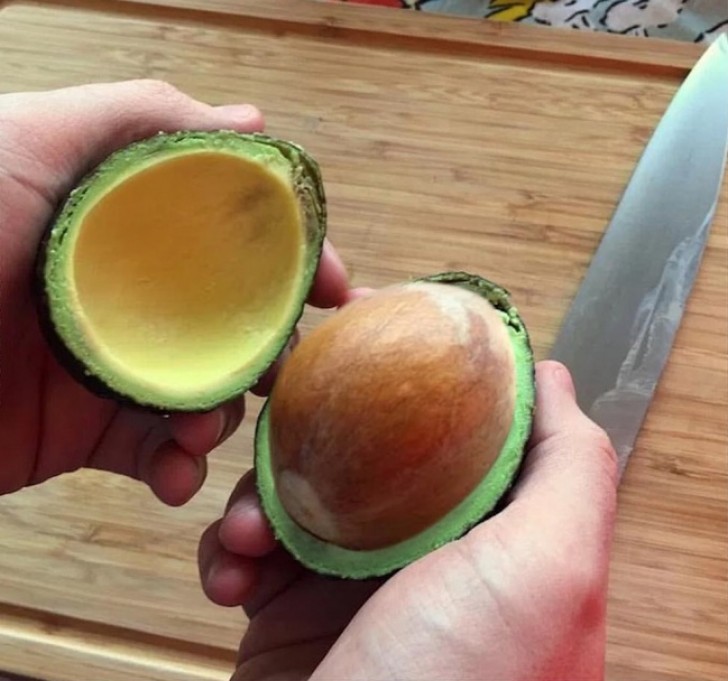 Diese Avocado muss von den gleichen Personen gemacht worden sein, wie die Chipspackungen in denen mehr Luft als Chips sind.