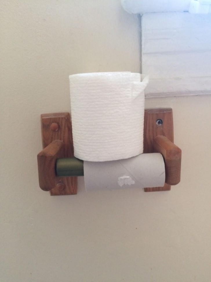 "Aqui es como mi mujer cambia el rollo de papel higienico".