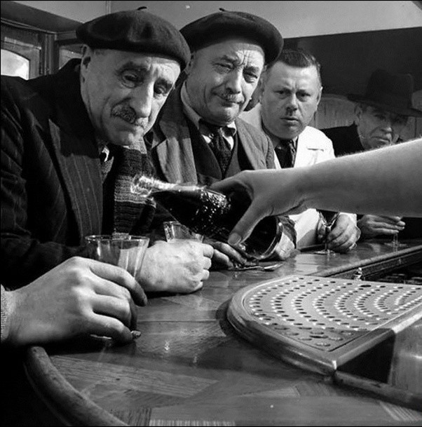 Primo assaggio di Coca Cola per alcuni uomini francesi, 1950.