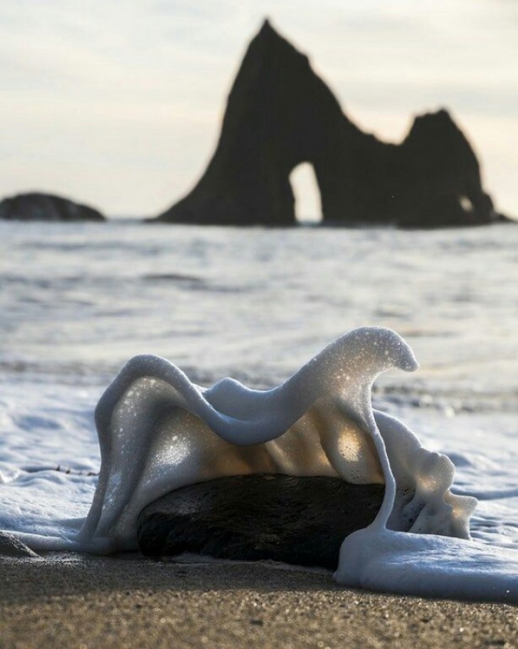 El encuentro entre una ola y una piedra que parece ser una escultura