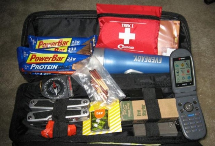 Prepare um kit para deixar no carro em caso de emergências.