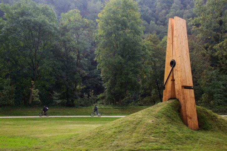 Una gigante pinza da bucato nel bel mezzo di un parco.
