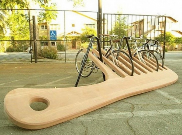 Un rastrelliera per biciclette a forma di pettine.