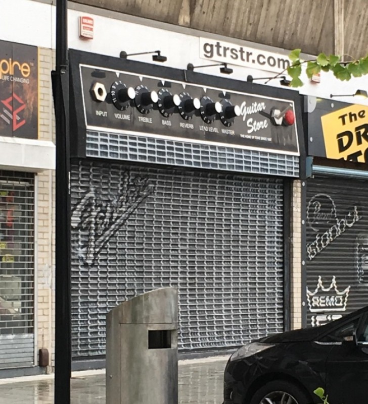 Le volet d'un magasin d'instruments de musique en forme d'amplificateur.