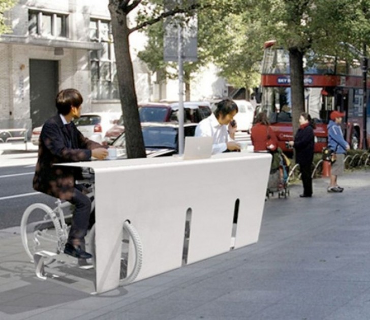 Deze tafel is bedoeld voor mensen die nooit van hun fiets willen afstappen.
