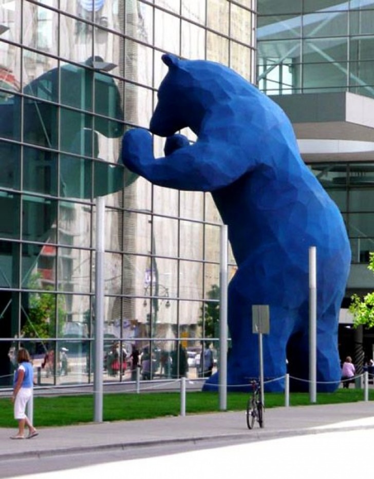 Travaillez au bureau et trouvez à la fenêtre un énorme ours bleu!