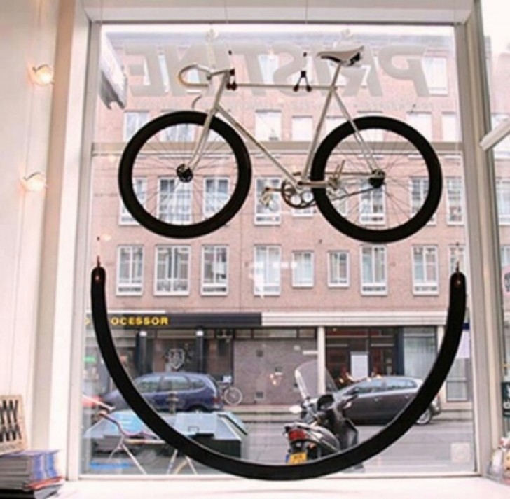 Un negozio di biciclette sorridente.