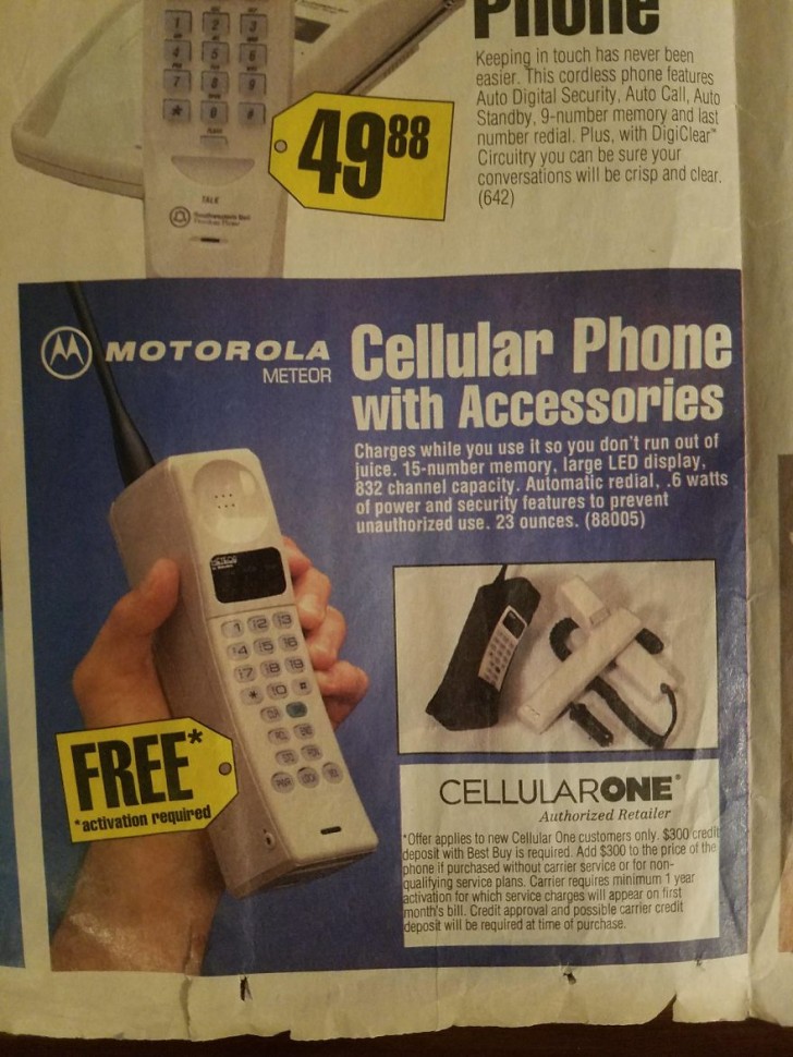 En 1994, Motororola lançait l'un de ses modèles de téléphones mobiles: capacité minimale et taille MAXI. Et quelqu'un a aussi eu le courage de l'appeler "portable"!