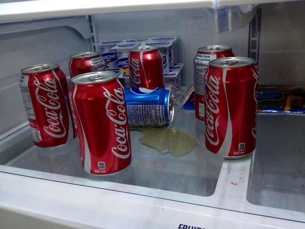 Um dia eu disse para o meu marido que adora Coca-Cola que eu preferia a Pepsi: acabei encontrando isto no refrigerador.