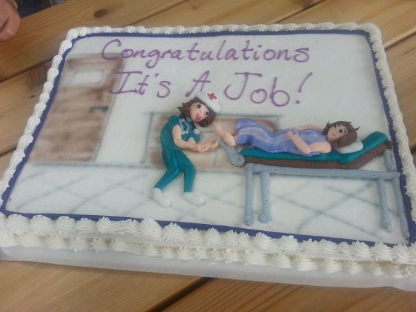 Ieri ho iniziato il lavoro della mia vita, l'ostetrica: mio marito è venuto a trovarmi con questa torta.