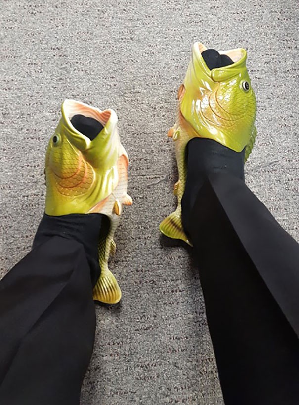 Mi novia ha dicho que si hubiese encontrado el calzado mas espantoso, habria dejado de tomar en broma mis chancletas que llevo en casa.
