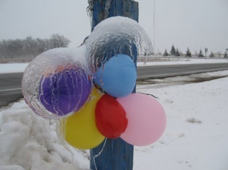 Prima di scoppiare, i palloni si sono congelati.