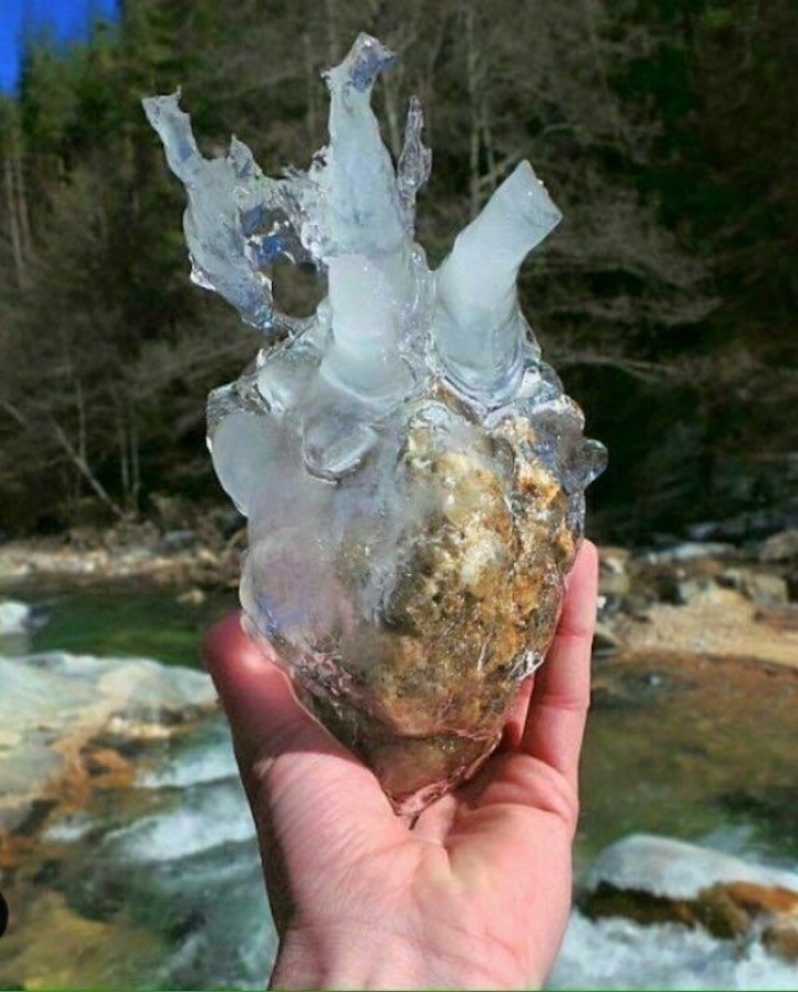Ein vereister Stein, der wie ein Herz aussieht.