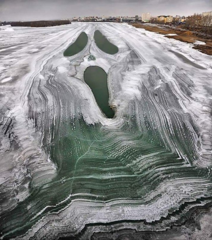 Il fiume Irtyš congelato ha formato una maschera diabolica. 