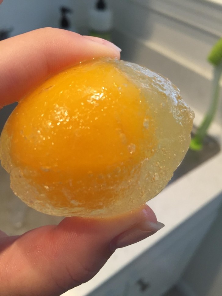Le uova congelate in frigo. 