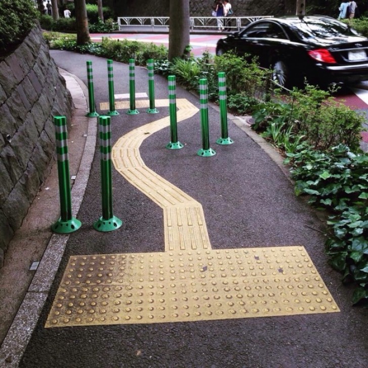 Sobre la pista ciclable fueron instalados palos para hacer disminuir la velocidad de los ciclistas que guian demasiado rapidamente.