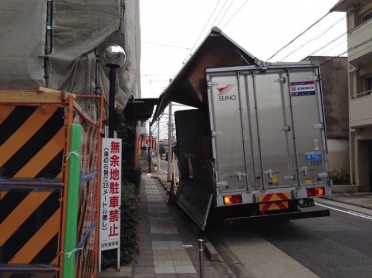 These moving trucks open not only at the rear but also on the sides.