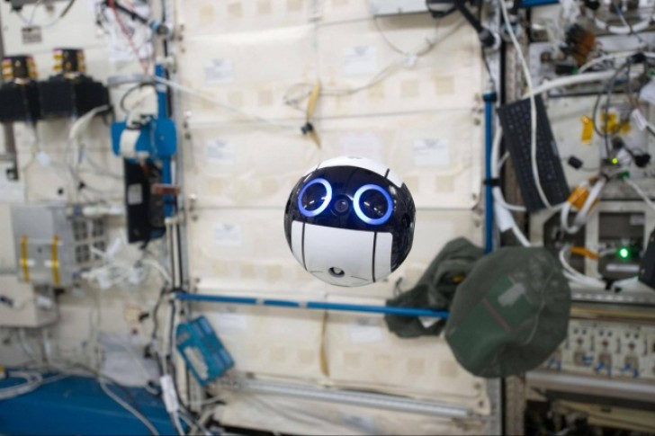 Questo simpatico drone è stato fatto salire a bordo della Stazione Spaziale Internazionale e fotografa gli astronauti durante la loro permanenza.