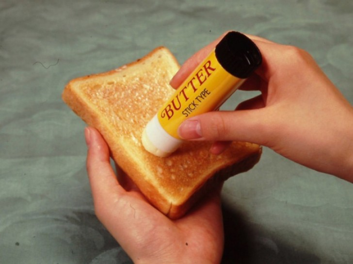 Es gibt Butter in Stiftform, so kann man sie ganz einfach auf ein Brot schmieren.