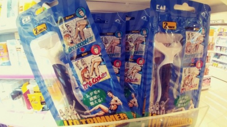 Estas maquinas de afeitar pueden conseguirse en cualquier tipo de negocio: en Japon es muy apreciado el hombre con las piernas depiladas.