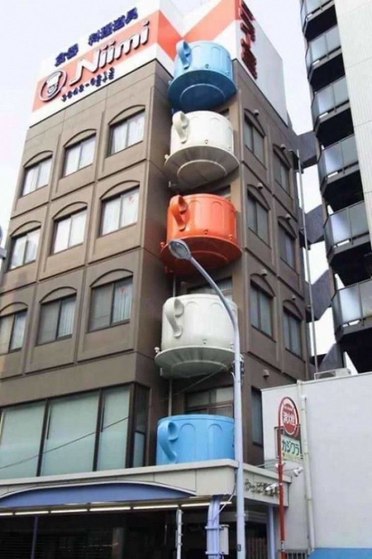 In Japan zijn veel architectonische dwaasheden: de balkons van dit gebouw zijn in de vorm van een theekopje.