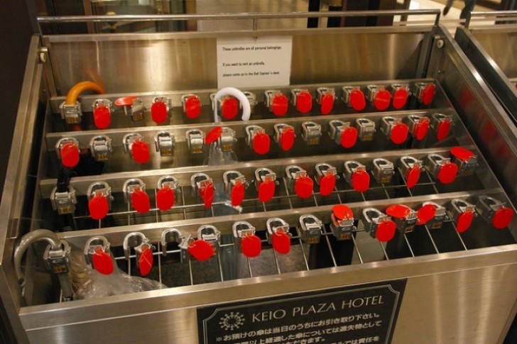 Dans les magasins et les bureaux il y a des porte-parapluies avec cadenas pour s'assurer de retrouver son parapluie.