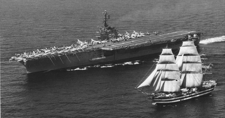 Toen de twee schepen elkaar tegenkwamen stuurde de USS Independence een lichtsignaal en vroeg het 't zeilschip zich te identificeren.