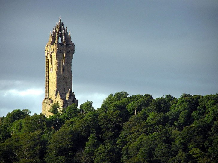 Il monumento a Wallace si erge sulla collina di Abbey Craig, a nord della cittadina di Stirling.