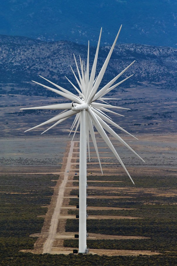 Le pale di 14 turbine eoliche in unico scatto e un'unica asta.