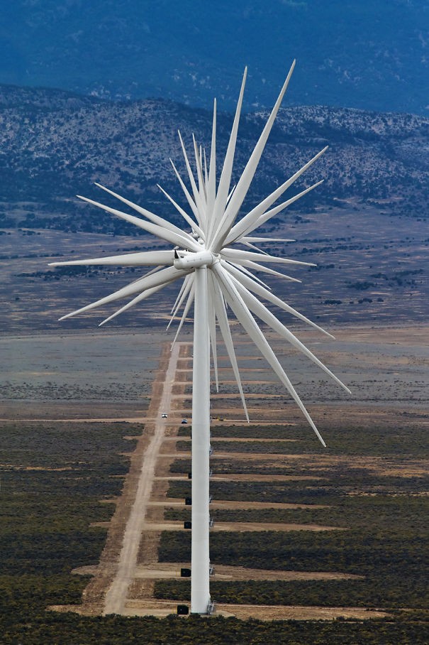 De wieken van 14 windmolens in een enkele foto en een enkele pilaar.