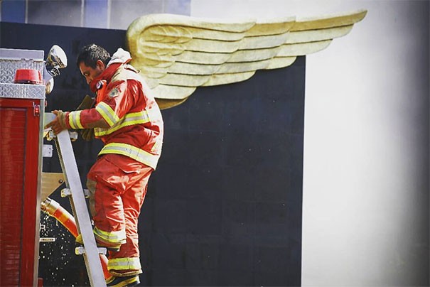 Una foto scattata a un vigile del fuoco intervenuto dopo il disastroso terremoto in Messico del settembre 2017.