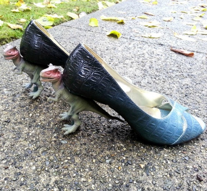 Los zapatos rotos reparados con los dinosaurios de juguete.