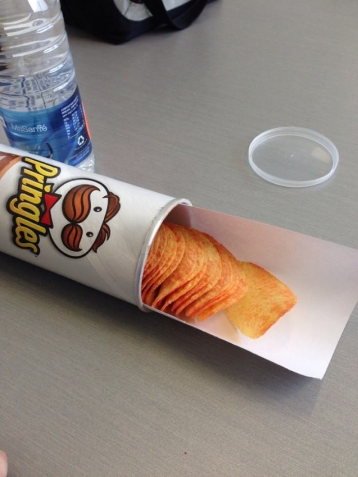 The best way to remove Pringles from the container is with an A4 sheet of paper.