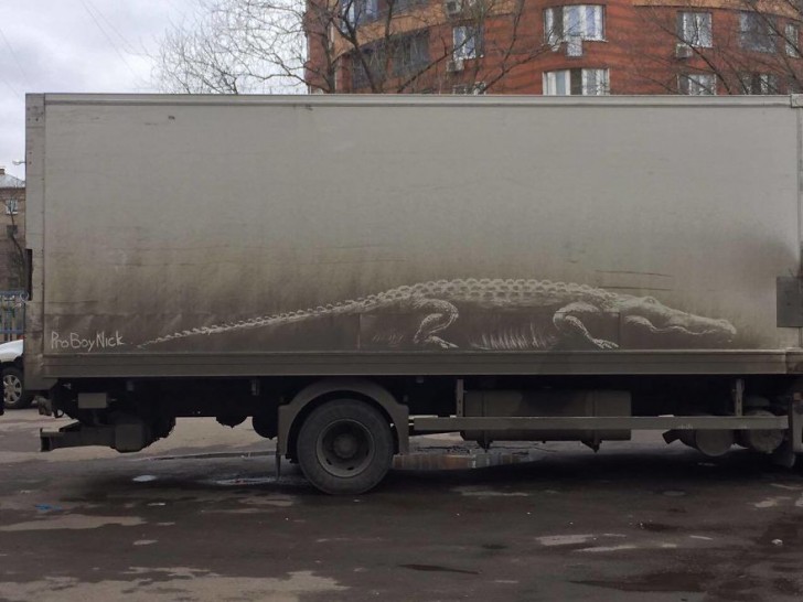 Nikita Golubev è un illustratore russo che, tra i tanti hobby, ha anche quello di fare lunghe passeggiate, durante le quali individua auto e camion particolarmente sporchi.