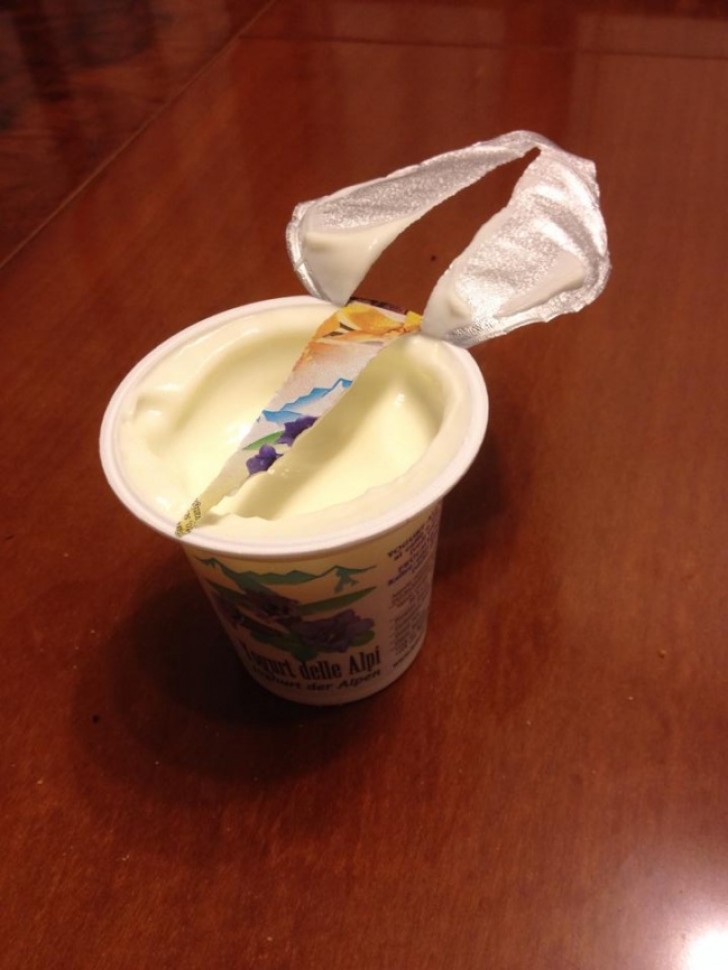 Quando l'alluminio dello yogurt rompe nel mezzo.