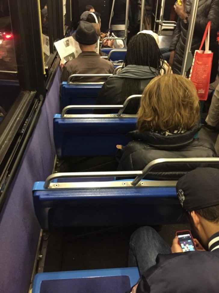 Dans le bus, seuls les sièges côté vitres sont libres.