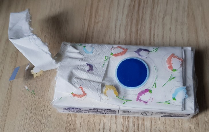 Als je een tissue wilt nemen en het scheurt terwijl je eraan trekt.