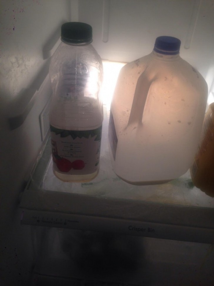 Quand quelqu'un laisse quelques millilitres de boisson dans la bouteille et la remet au réfrigérateur.