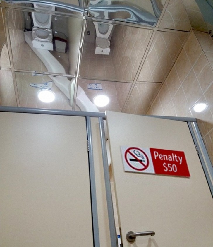 Les toilettes avec plafond doté de miroirs.