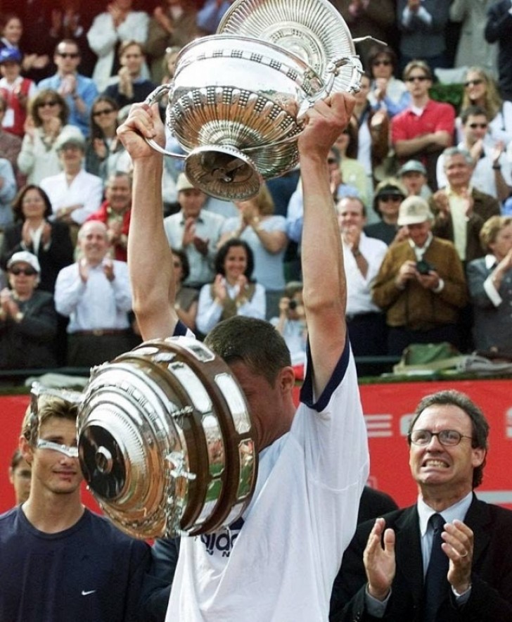 L'uomo sullo sfondo deve essere al corrente di quanto possa costare un trofeo..