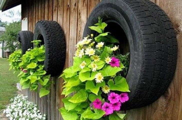 10. De vieux pneus qui peuvent accueillir de jolies fleurs.