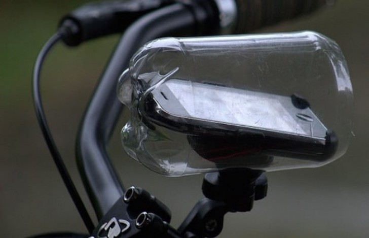 Here is how to protect your smartphone while cycling. You can easily do this by using the lower part of a plastic bottle.