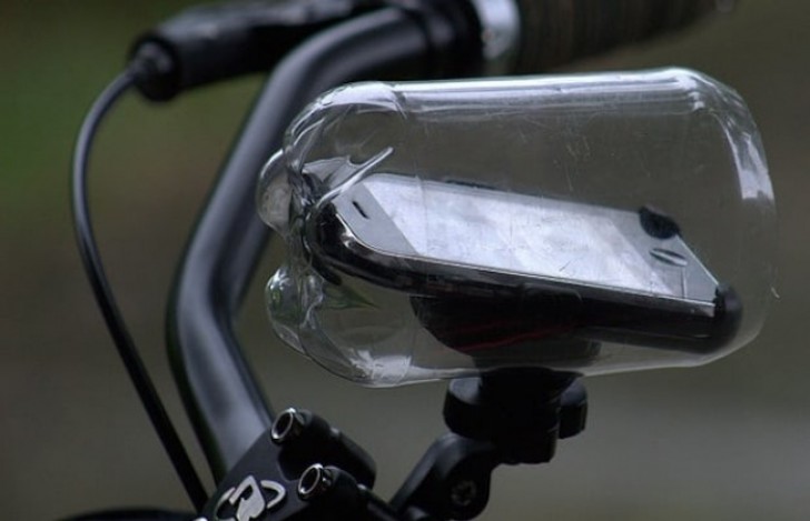 Auch um das Smartphone zu schützen während man Fahrrad fährt, eignet sich die Flasche gut.