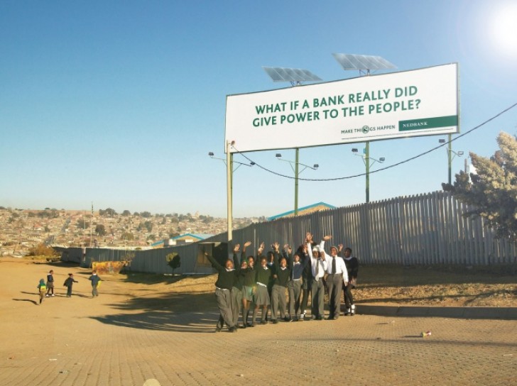 18. Nedbank si chiede: "E se una banca riuscisse a dare energia alle persone?", poi risponde donando pannelli solari