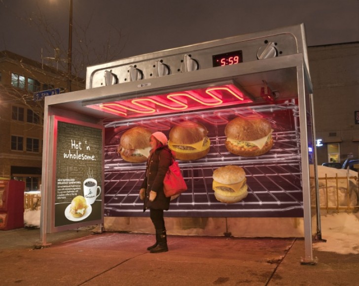 2. La Caribou Coffee, per pubblicizzare il nuovo menù, ha trasformato panchine per attendere l'autobus in grill, con tanto di riscaldamento!